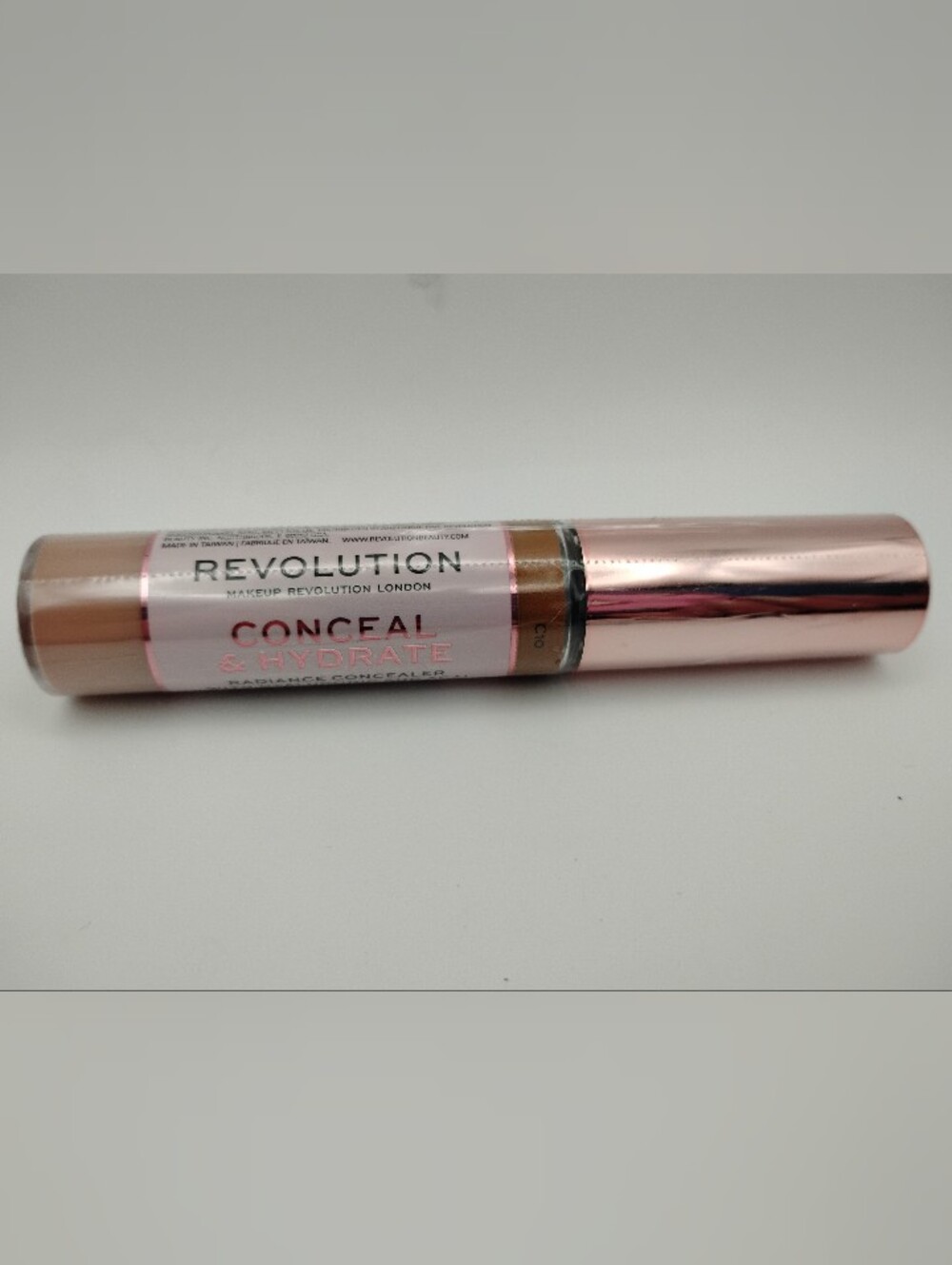 MAKEUP REVOLUTION Conceal & Hydrate Radiance Concealer - Warm Tan (C10)